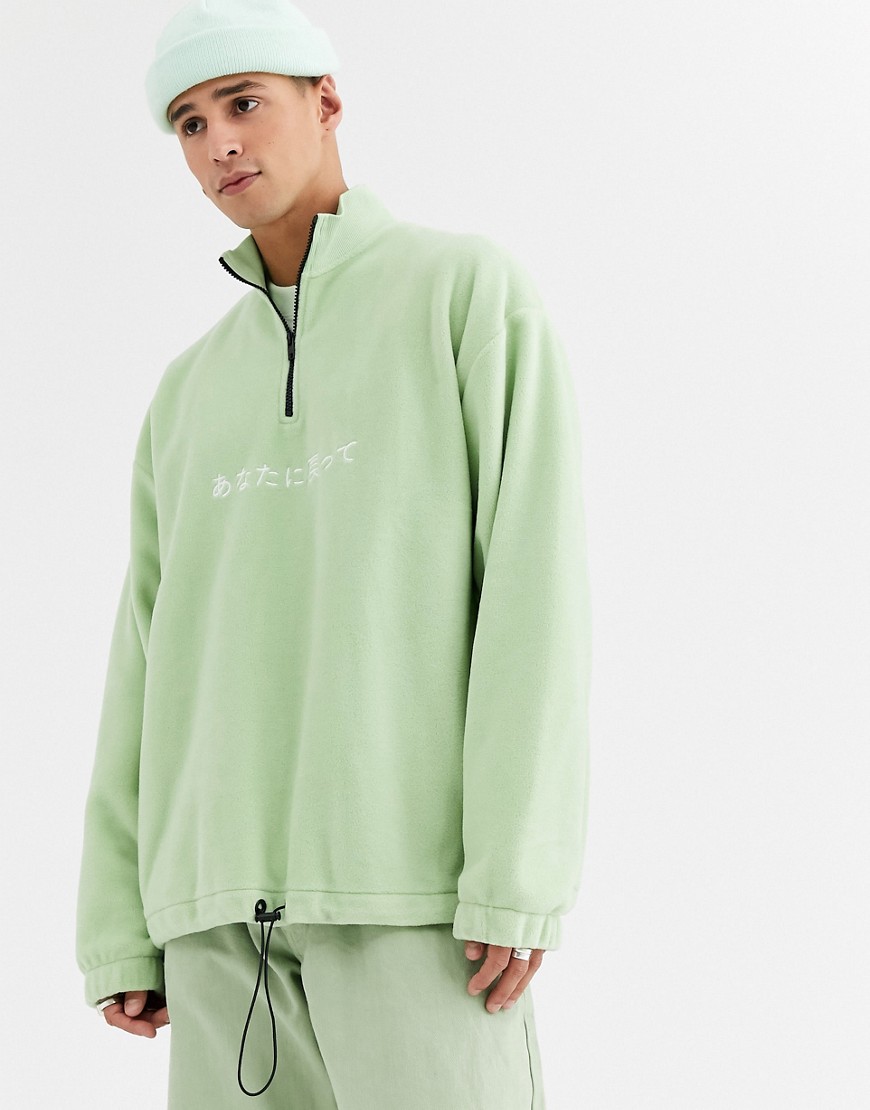 ASOS DESIGN – Grön sweatshirt med dragkedja i halsen och broderi