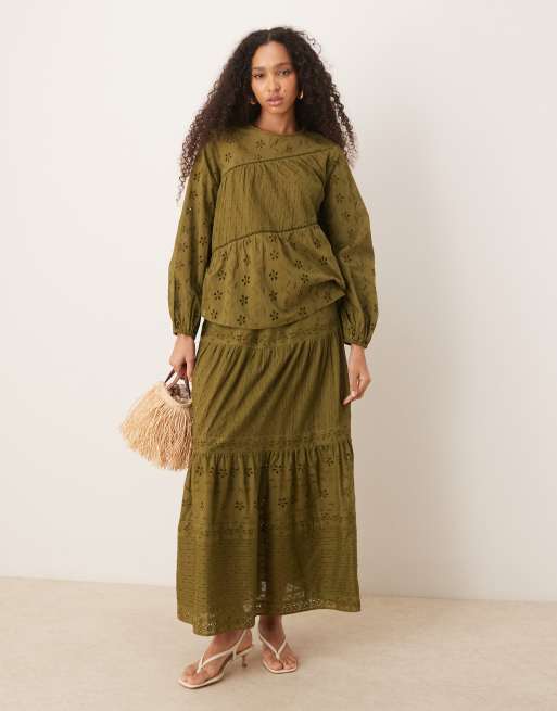 ASOS DESIGN – Grön topp med blandade broderier och långa volymärmar, 2 av 4
