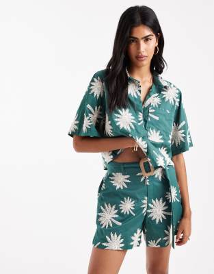 ASOS DESIGN – Gröna, broderade löparshorts med skärp, del av set - view 1