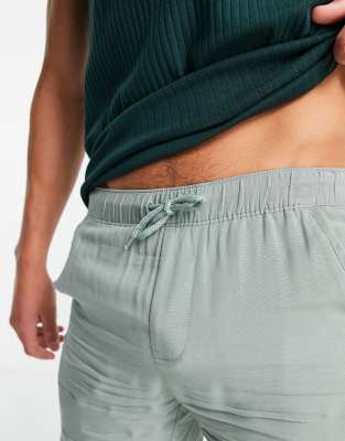 ASOS DESIGN u2013 Gröna, korta och lätta shorts med smal passform