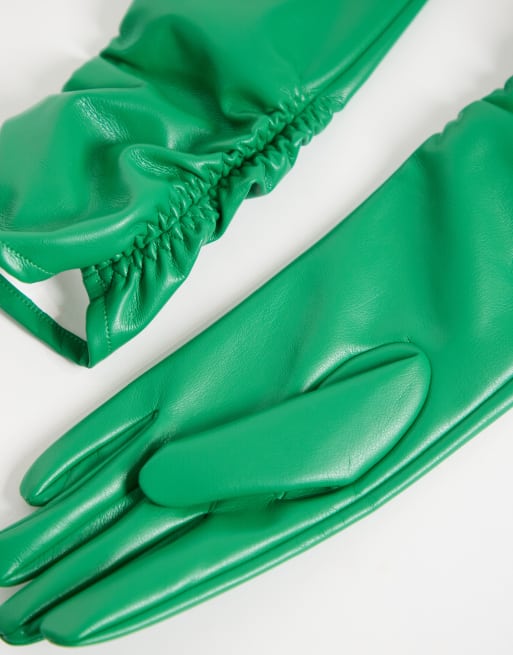ASOS DESIGN – Gröna, långa handskar i läderimitation med ryschade detaljer, 2 av 3
