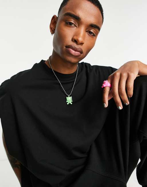ASOS DESIGN – Grönt halsband med animehänge med karaktären Pickles, 4 av 4