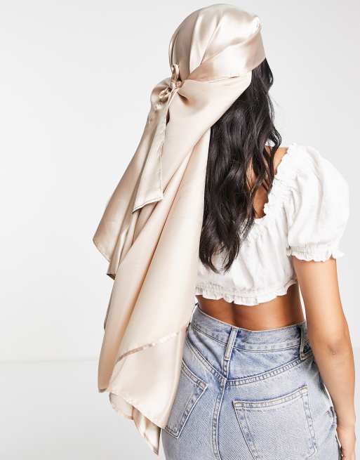 ASOS DESIGN - Grote effen hoofdsjaal in beige van polysatijn, 2 van 4