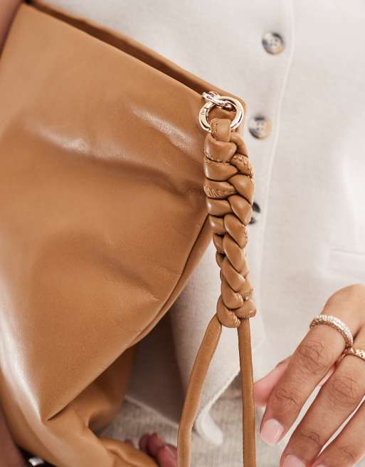ASOS DESIGN - Grote gewatteerde clutch van leer met rits aan de bovenkant in beige, 2 van 4