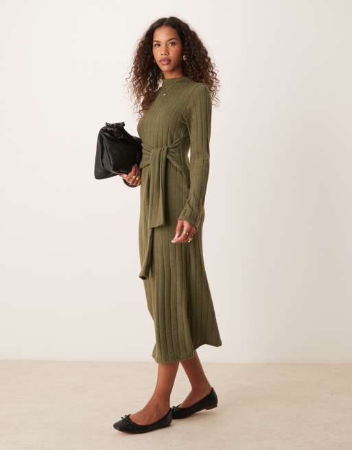 ASOS DESIGN – Gruba puszysta prążkowana sukienka midi z kopertową talią w kolorze khaki