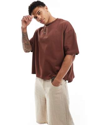 ASOS DESIGN – Gruby brązowy T-shirt oversize ze stopniowanym dołem