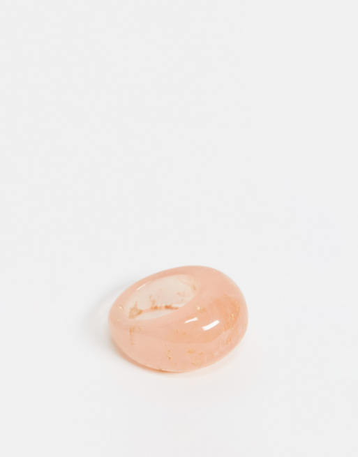 ASOS DESIGN – Gruby pierścionek z plastiku w kolorze różowego marmuru
