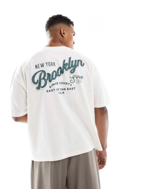ASOS DESIGN – Gruby T-shirt oversize o pudełkowym kroju w kolorze złamanej bieli z nadrukiem z nazwą miasta