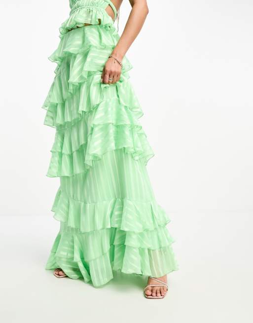 ASOS DESIGN – Grün gestreifter Satin-Maxirock für besondere Anlässe mit Rüschen, Kombiteil , 3 von 4