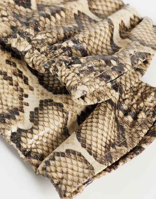 ASOS DESIGN guantes largos de piel sintética con estampado serpiente, 2 de 3