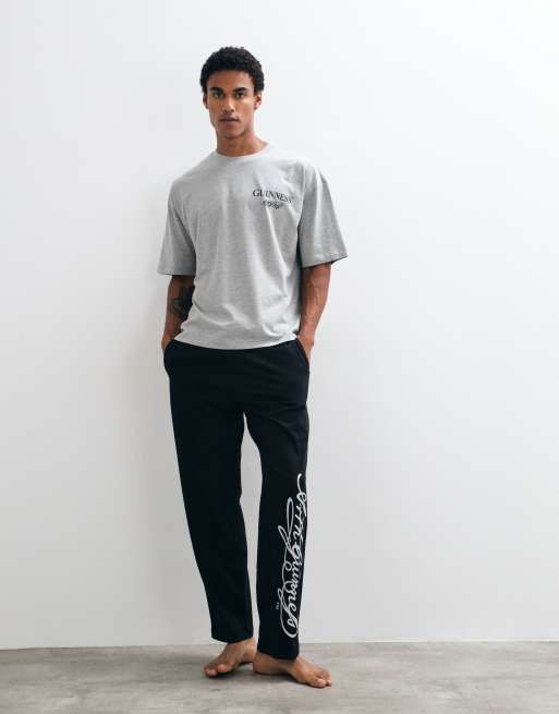 ASOS DESIGN Guinness conjunto de pijama con estampado de Christmas en gris y negro, 2 de 4