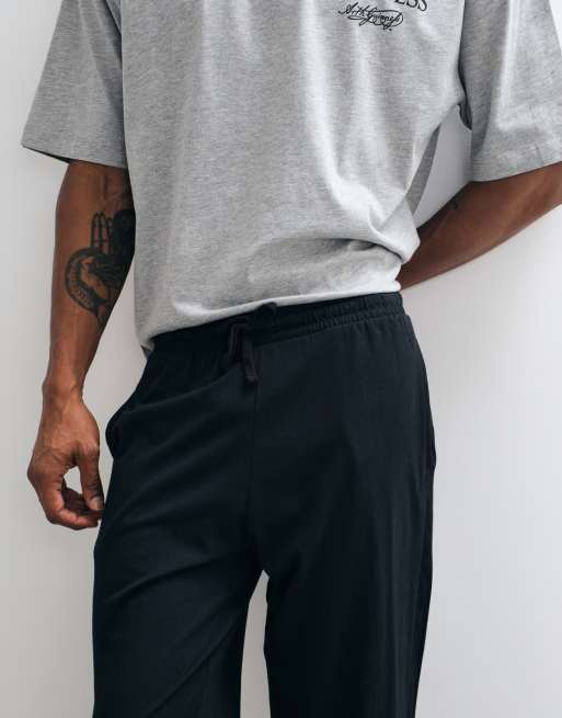ASOS DESIGN Guinness pyjamassæt med Christmas-print i grå og sort, 3 af 4
