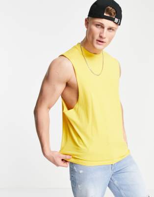 ASOS DESIGN – Gul, ärmlös t-shirt i avslappnad passform med sänkt armöppning 