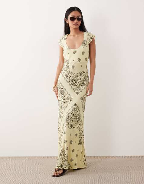 ASOS DESIGN – Gul, bandanamönstrad, diagonalskuren maxiklänning med djup halsringning - view 1