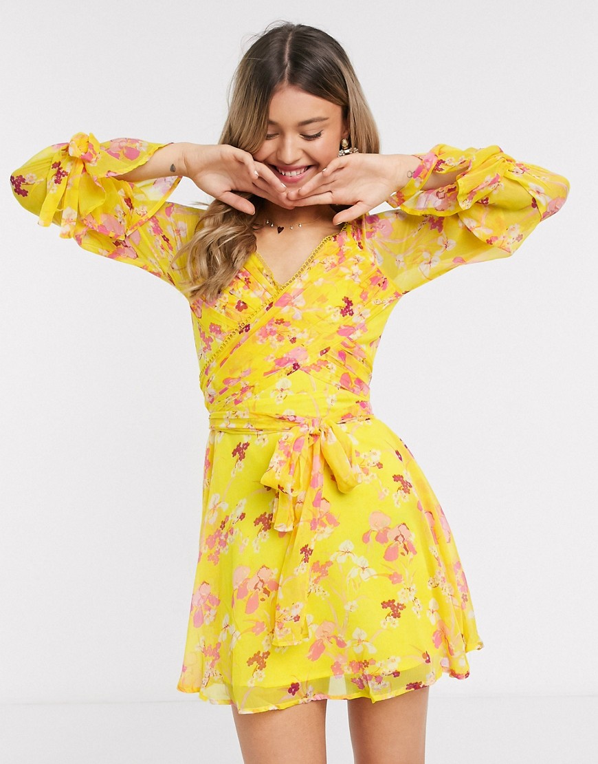 ASOS DESIGN – Gul blommig miniklänning med kjol i flera lager, omlott i midjan och spetskant-Flerfärgad