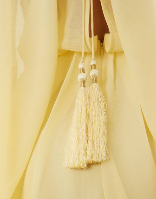ASOS DESIGN – Gul maxiklänning med draperad cape, kjol och öppen rygg med tofsar, 3 av 4