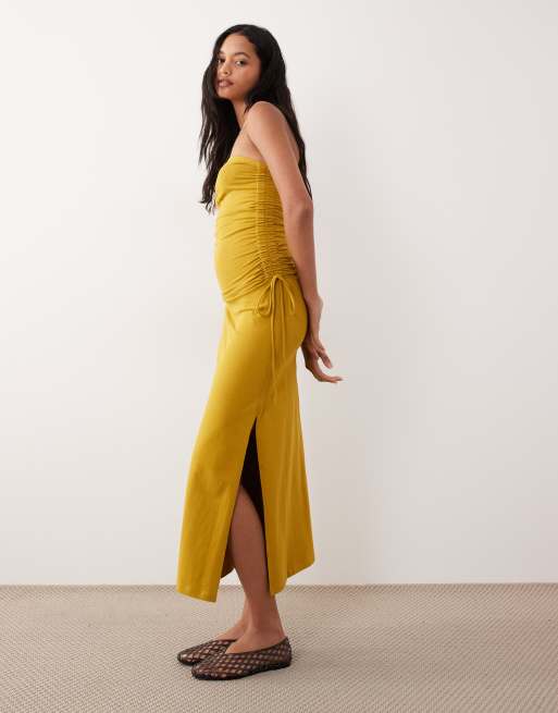 ASOS DESIGN – Gul midiklänning med bandeau-ringning och rynkning i sidan, 2 av 4