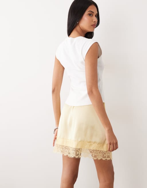 ASOS DESIGN – Gul minikjol i satin med spetskant, 5 av 5