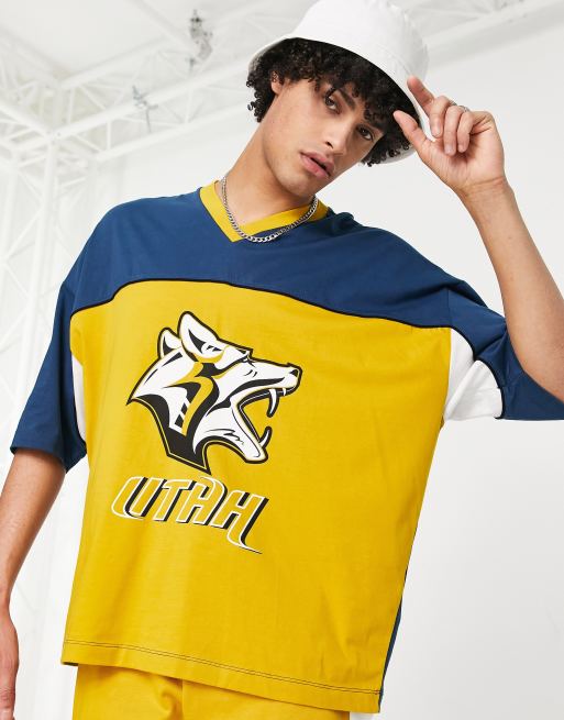 ASOS DESIGN – Gul och marinblå blockfärgad t-shirt i oversize med v-ringning och Utah-tryck