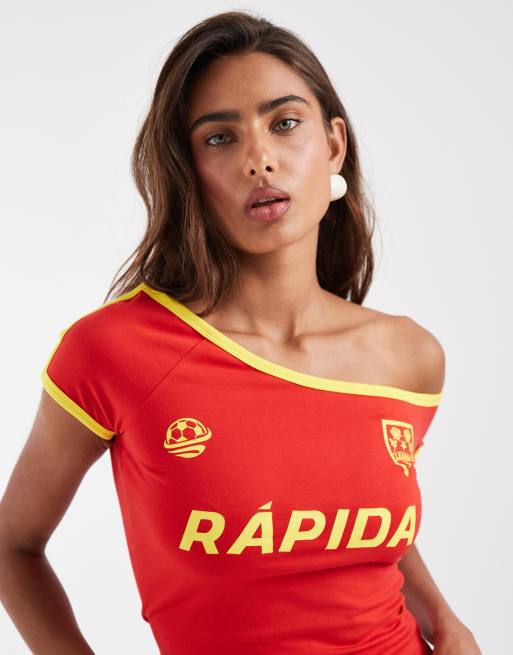 ASOS DESIGN - Gul og rød offshoulder-T-shirt med bardot-snit og fodboldgrafik, 3 af 4