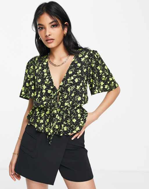 ASOS DESIGN - Gul og sort småmønstret tea-bluse med peplum-kant og flagrende ærmer og dobbelt bindebånd foran