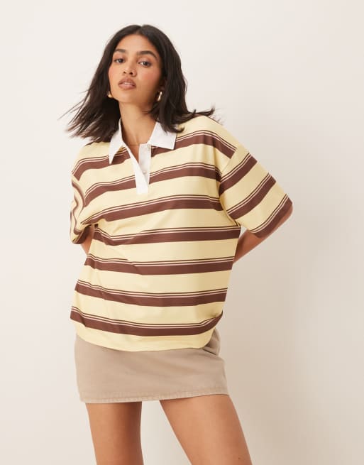 ASOS DESIGN - Gul og stribet kortærmet T-shirt med rugby-krave