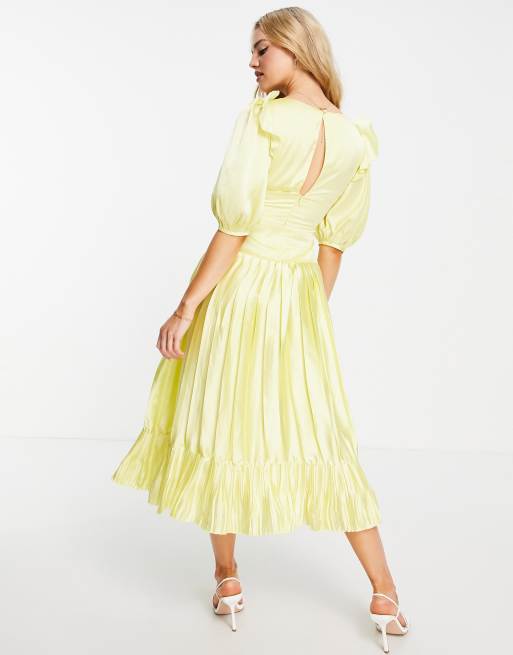 ASOS DESIGN – Gul, plisserad tea-klänning i midilängd med djup urringning av satin, 2 av 4