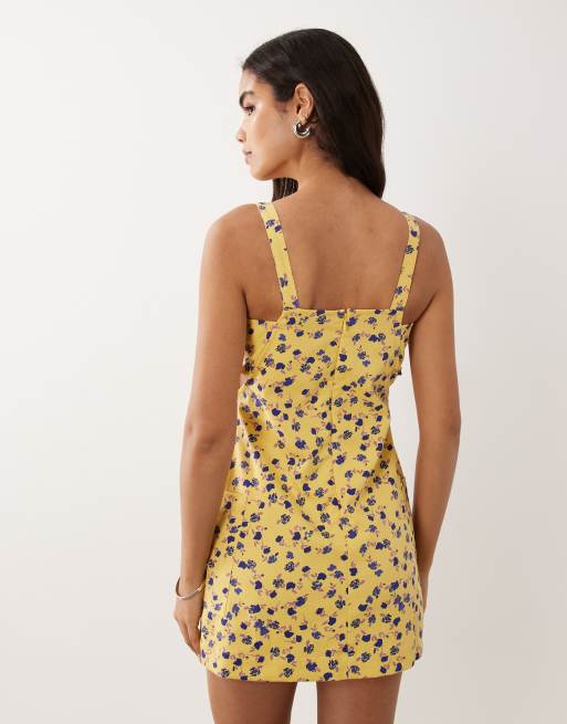 ASOS DESIGN – Gul, småblommig miniklänning i förklädesmodell med fickor och volanger, 4 av 4