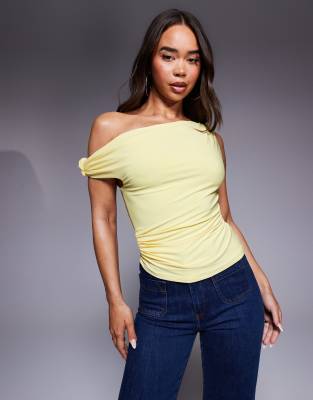 ASOS DESIGN - Gul stramtsiddende top med asymmetrisk kant og knudedetalje på skulderen - view 1