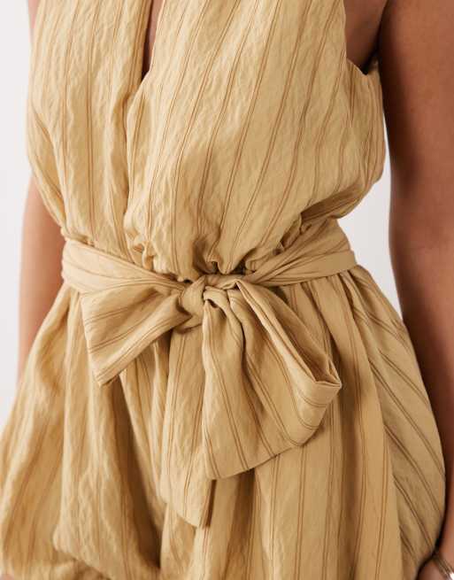 ASOS DESIGN - Gul stribet playsuit med halterneck og bloomer-shorts, 3 af 4