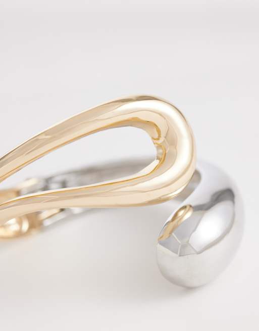 ASOS DESIGN – Guld- och silverfärgat cuff-armband i blandade metaller, 2 av 3