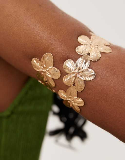 ASOS DESIGN – Guldfärgad armring i omlottdesign med lövdetalj, 3 av 4