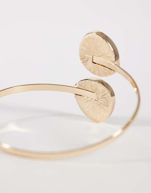 ASOS DESIGN – Guldfärgad armring med vinröd detalj i harts, 2 av 3