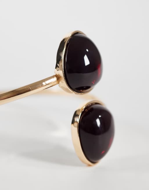 ASOS DESIGN – Guldfärgad armring med vinröd detalj i harts, 3 av 3