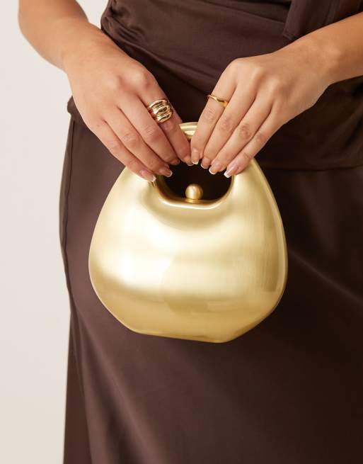 ASOS DESIGN – Guldfärgad, borstad kuvertväska i hårt material med handtag