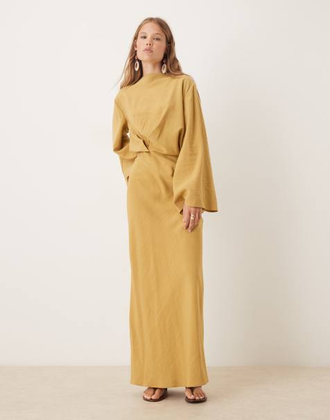 ASOS DESIGN – Guldfärgad, diagonalskuren maxiklänning med långa ärmar och indragen midja - view 1