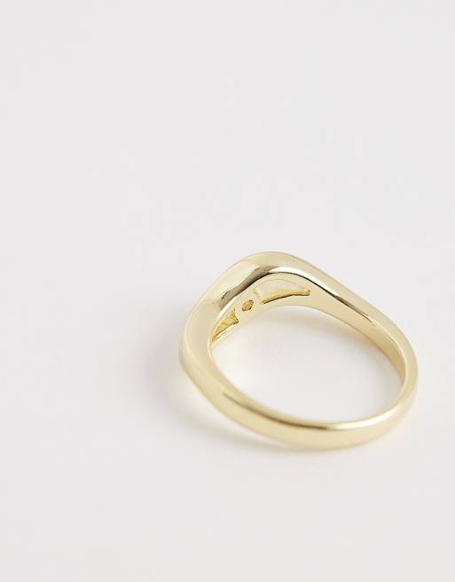 ASOS DESIGN – Guldfärgad, liten ring med vågig design och kubisk zirkonia, 3 av 3