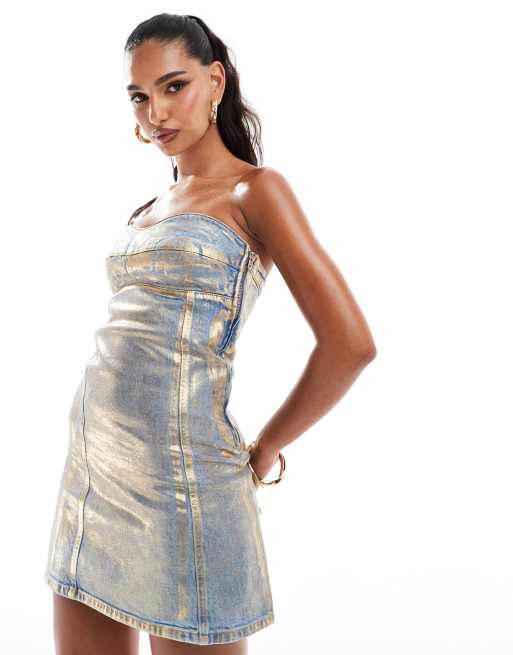 ASOS DESIGN – Guldfärgad, metallisk miniklänning i denim med bandeau-ringning