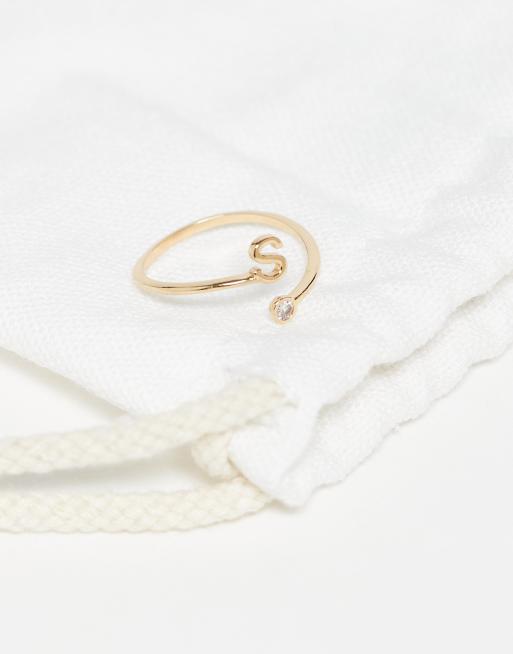 ASOS DESIGN – Guldfärgad ring i omlottdesign med kubisk zirkonia, S-initial och presentpåse, 2 av 3