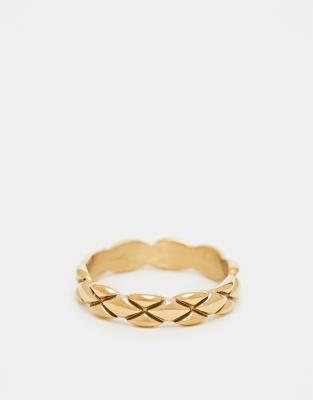 ASOS DESIGN – Guldfärgad ring i vattentåligt, rostfritt stål med graverat korsmönster - view 1