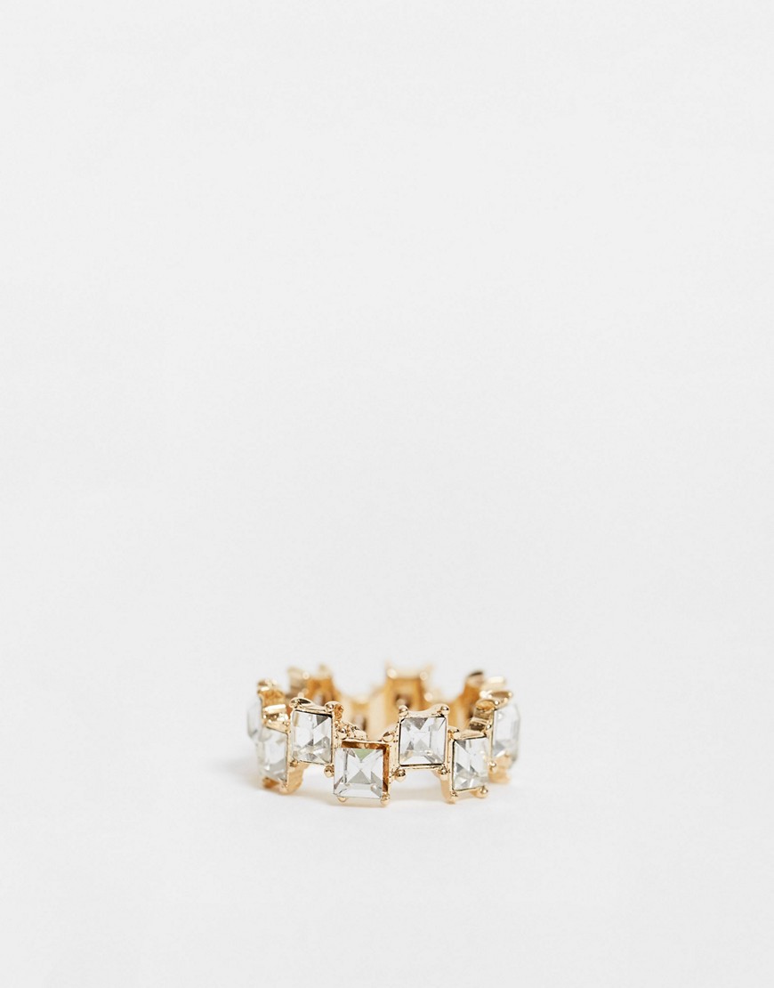 ASOS DESIGN – Guldfärgad ring med fyrkantig strass