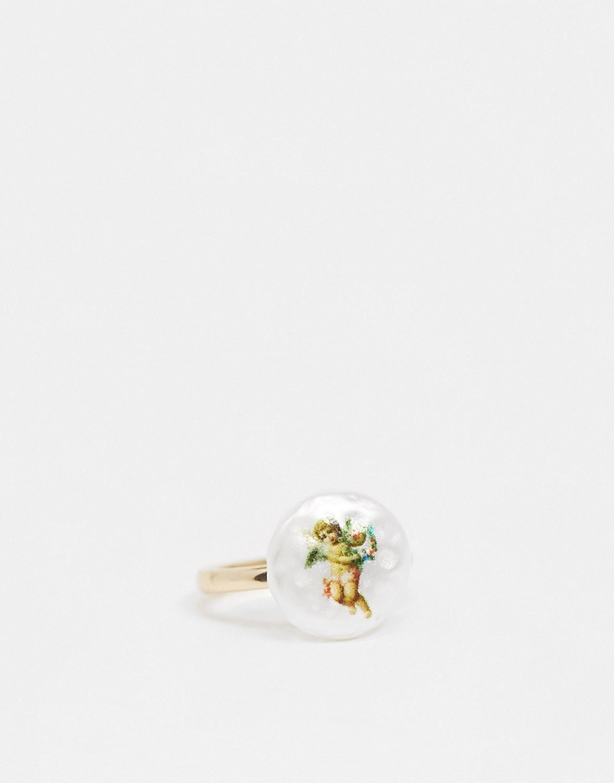 ASOS DESIGN – Guldfärgad ring med pärla och kerub-design