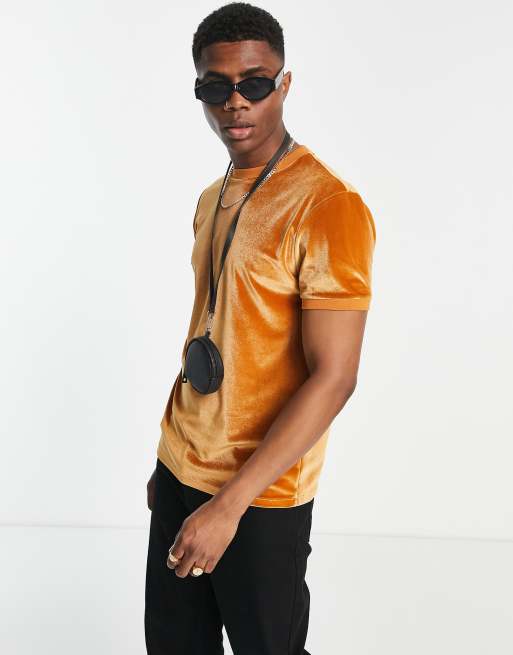 ASOS DESIGN – Guldfärgad t-shirt i velour