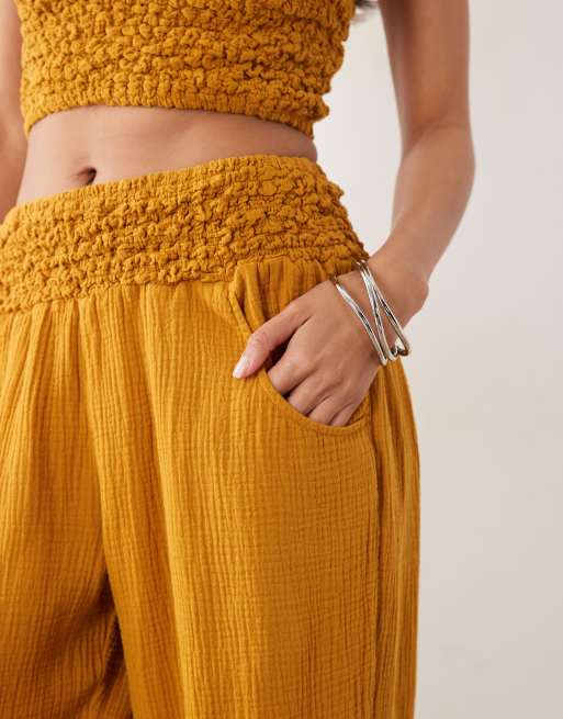 ASOS DESIGN – Guldfärgade ballongbyxor i tunn väv med smockad midja, 3 av 5