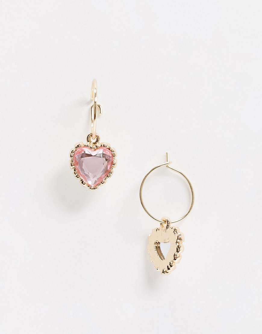 ASOS DESIGN – Guldfärgade creoler med rosa, hjärtformade stenar