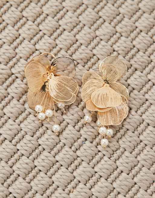 ASOS DESIGN – Guldfärgade creoler med ståltrådsblommor och fuskpärlor, 2 av 4