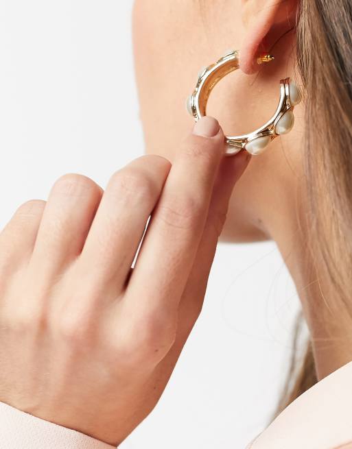 ASOS DESIGN – Guldfärgade creoler med tårformade pärlor, 2 av 4