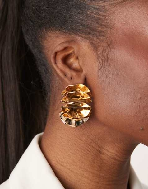 ASOS DESIGN – Guldfärgade creoler med vikt blombladsdesign - view 1