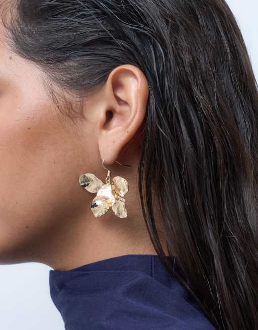 ASOS DESIGN – Guldfärgade, hamrade örhängen med hängande blomhängen, 2 av 4