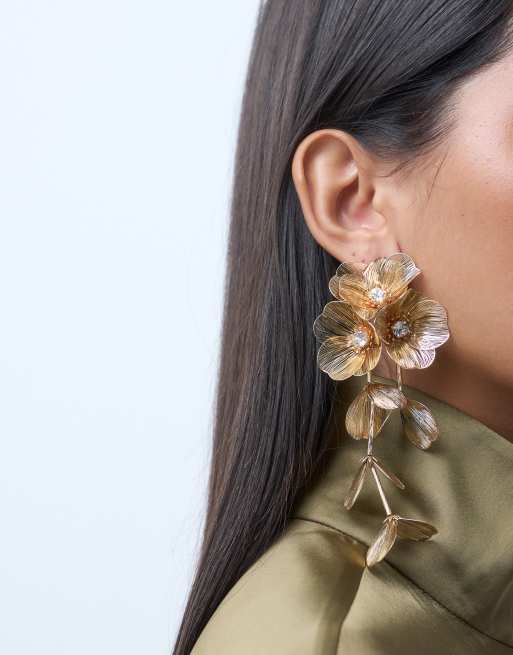 ASOS DESIGN – Guldfärgade hängande örhängen med 3D-blommor, 2 av 3